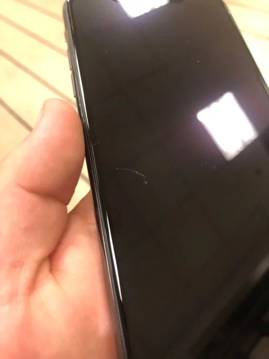 iphone-11-display-scratch iphone-11-display-scratch
