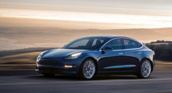 Musk pyet pronarët e Tesla nëse duan The Witcher në makinat e tyre