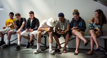 Adoleshentët janë më të vetmuar se një dekadë më parë për shkak të telefonave