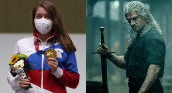 Atleti olimpik del në vendin e parë duke mbajtur një medalion të The Witcher