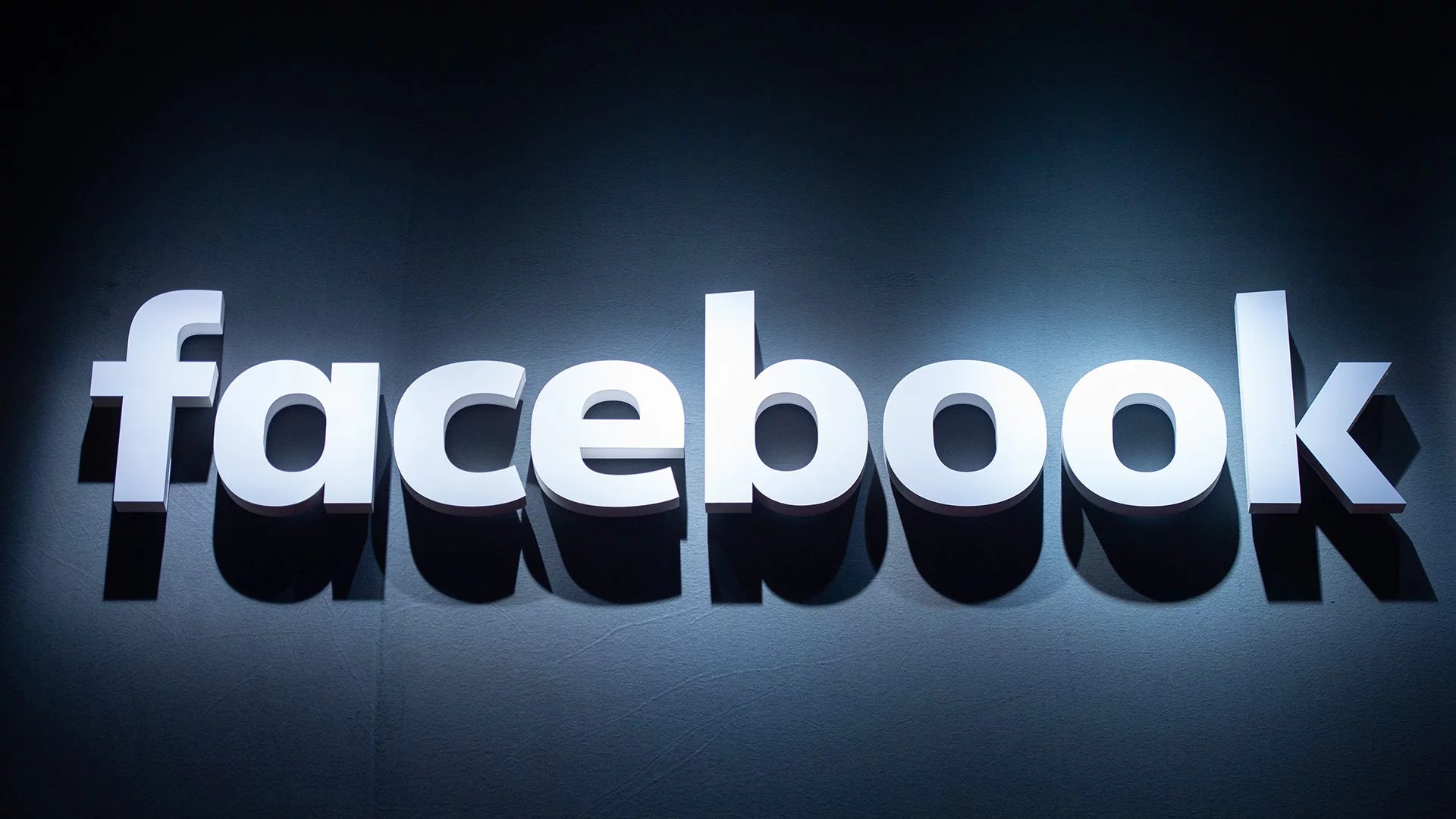 Facebook tashmë vlen 1 trilion dollarë