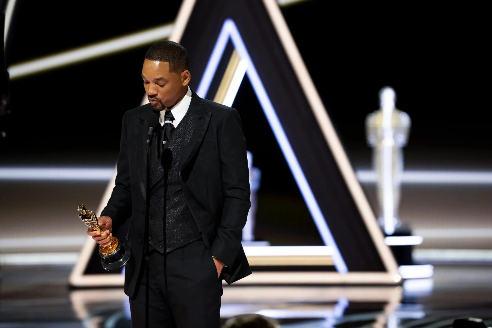 Will Smith-it i është kërkuar të largohet fare pas incidentit